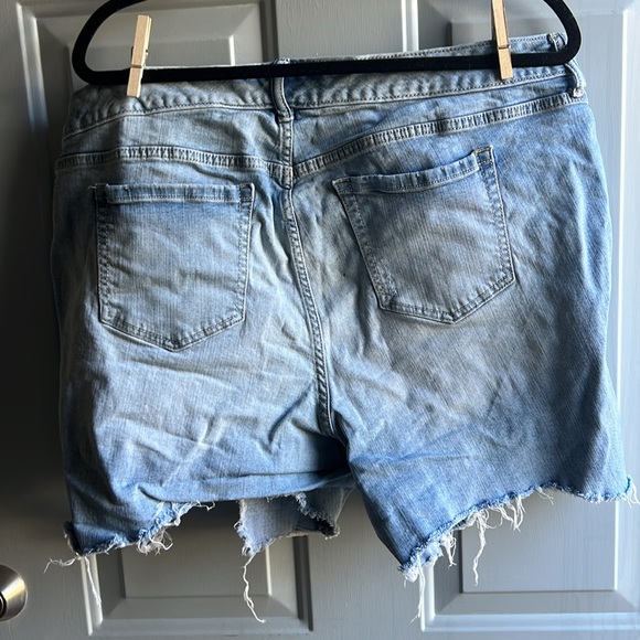 Plus size denim shorts - Picture 3 of 4